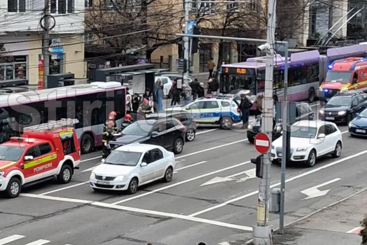 Accident în urmă cu puțin timp în Piața Cipariu, din Cluj. Un autobuz este implicat. Doi răniți. Forțele de intervenție sunt chiar acum la fața locului
