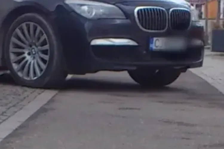 Haos în fiecare dimineață în fața unei grădinițe din Cluj-Napoca! Pista de biciclete, blocată de mașini parcate ilegal