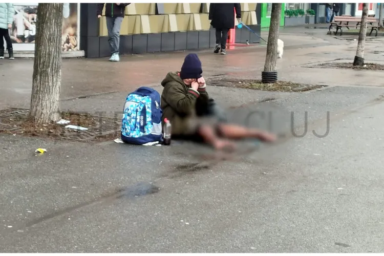 Scene greu de privit în Mărăști! O persoană cu dizabilități, lăsată pe trotuarul ud, desculță și fără sprijin. Oamenii treceau pe lângă ea FOTO/VIDEO 