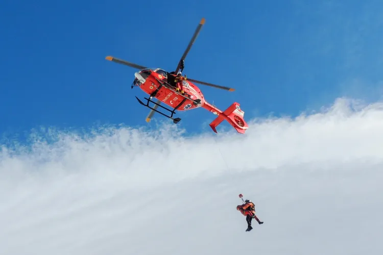 Intervenții de urgență! Aproape 100 de persoane au fost salvate! Două persoane au fost preluate de elicopterul SMURD 