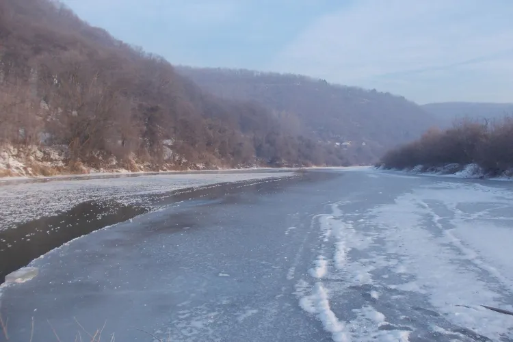 Gheața poate ucide! Prefectura Cluj cere părinților să nu lase copiii nesupravegheați pe ape înghețate: Vezi ce reguli trebuie respectate