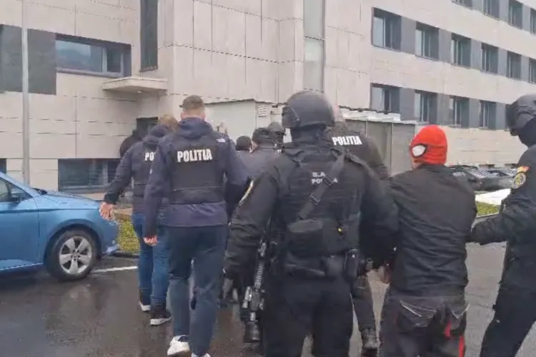 VIDEO. Patru hoți fără niciun Dumnezeu! Au „prădat” un bunic de 89 ani: Au furat 40.000 lei și bijuterii, mințindu-l că un porumbel e blocat în pod