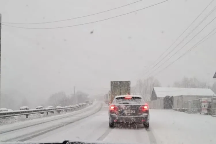 Atenție, șoferi! Drum blocat pe Piatra Craiului între Cluj și Oradea din cauza ninsorii. Circulați cu prudență, dacă e posibil amânați deplăsările în zonă