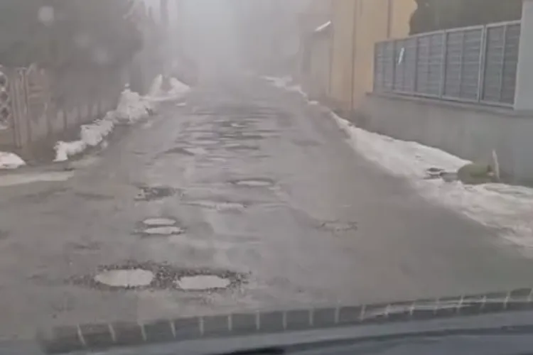 VIDEO. Cum arată un drum din una dintre cele mai „dorite” localități din Cluj: „Ca după bombardament e puțin spus. Faceți programare la mecanic”