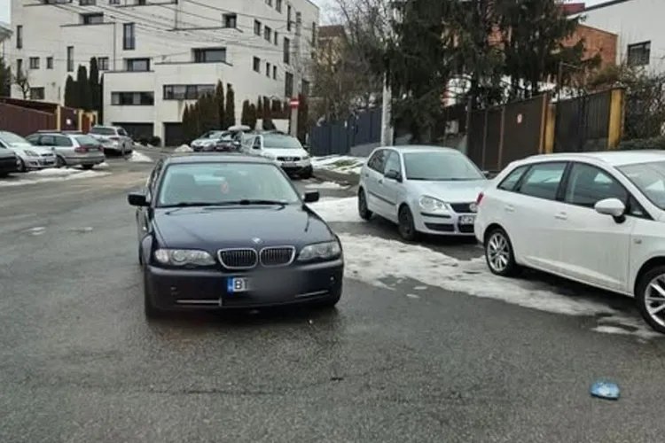 BMW parcat în mijlocul străzii în Cluj-Napoca. „E acolo din 8 ianuarie! Se crede de neatins, așa că rog Poliția Locală să-l atingă”