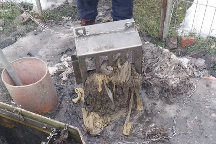 Intervenție de urgență la Cluj! Pompele de canalizare, complet distruse de obiectele pe care le aruncă oamenii la toaletă: „Nu e ok să ajungă așa!”