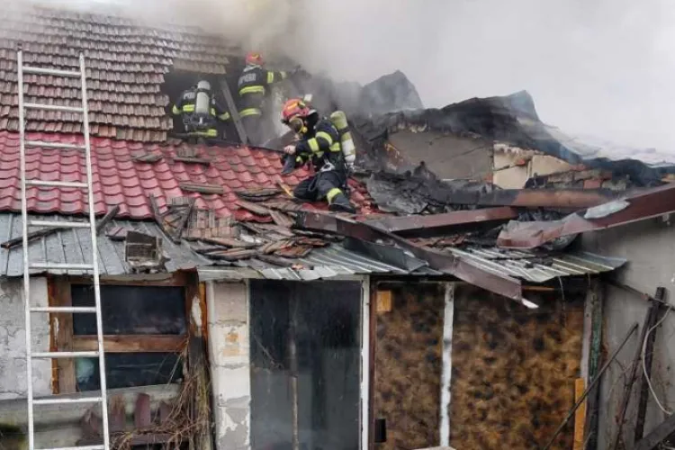 O casă a fost cuprinsă de flăcări din cauza unui coș de fum deteriorat. Pompierii au intervenit de urgență 