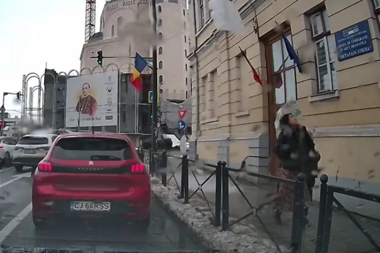 VIDEO O bucată uriașă de gheață a căzut de la înălțime lângă un copil și mama sa în centrul Clujului, pe strada Avram Iancu