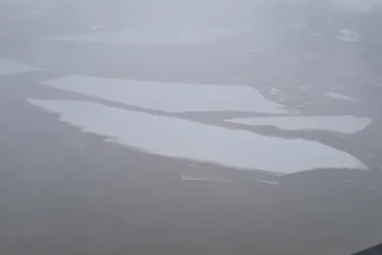 VIDEO. Zăpor uriaș de gheață, lung de jumătate de kilometru, se îndreaptă spre Cluj. Pod de gheață de 10 km pe Someș. Autoritățile, în alertă