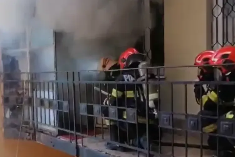 Flăcări la etajul 4 al unui bloc! Șase persoane au fost evacuate și o femeie a fost transportată la spital după un atac de panică