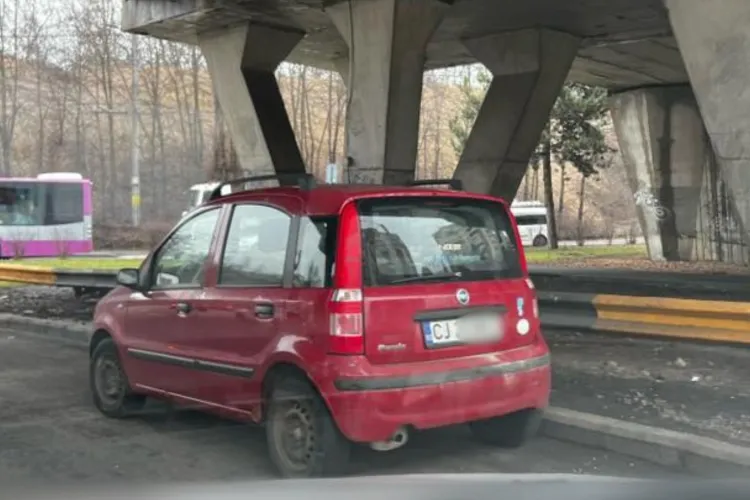 Reacția dură a unui clujean după ce cineva a blocat banda 1 de sub podul Calvaria: „Felicitări pentru lipsa de inteligență! Vino și mută-ți tabla!”