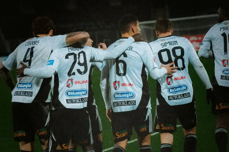 Surpriză mare în lupta la titlu. U Cluj și CFR Cluj intră în top 6, conform cotelor la pariuri. Câți bani poți face cu 100 de lei dacă mizezi pe clujeni