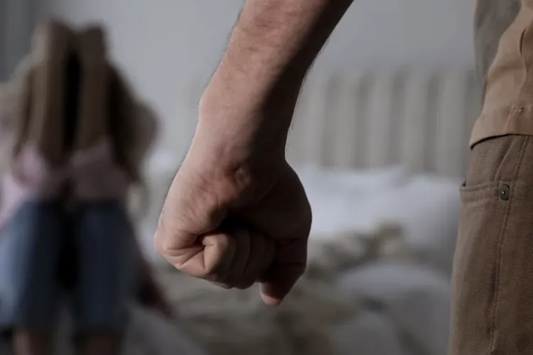 Caz tulburător de violență domestică în Cluj! O femeie a fost bătută și ținută prizonier în propriul dormitor de către concubin și soacra ei