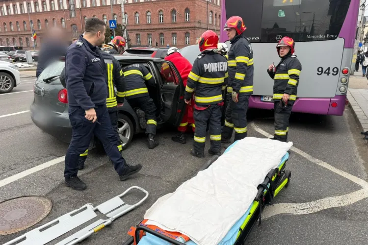 Cum s-a produs accidentul din Cluj în care a fost implicat și un autobuz: O femeie a fost transportată la spital