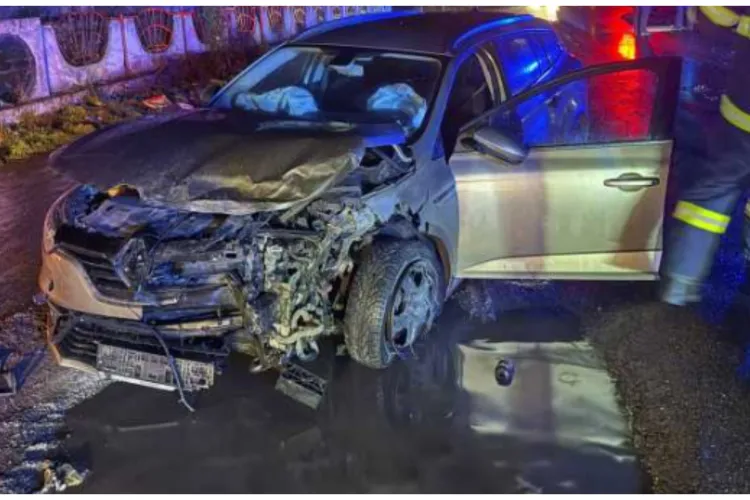 Grav accident în toiul nopții! Patru persoane au fost transportate de urgență la spital. A intervenit o echipă de descarcerare 