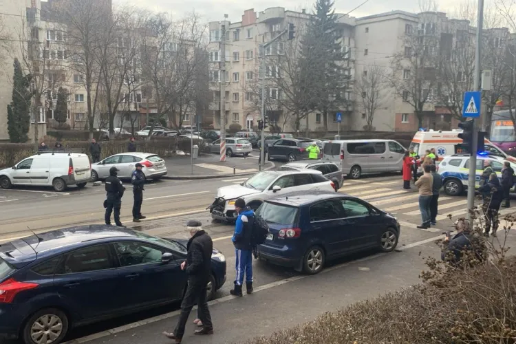 Accident grav în Cluj-Napoca! O mașină s-a făcut praf, iar traficul este blocat 