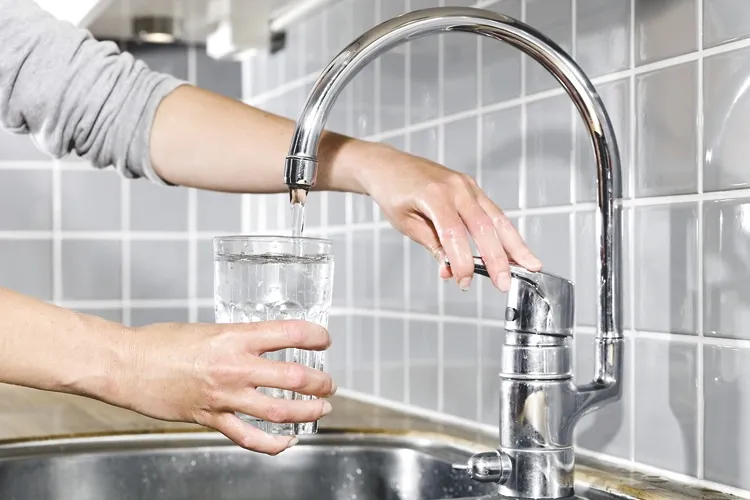 Cât plătesc clujenii la apă și canalizare în 2026? Află tarifele oficiale și vezi cum se diferențiază Clujul față de alte județe ale României!