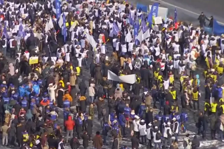 Profesorii clujeni protestează în fața Guvernului. Zeci de mii de oameni cer anularea măsurilor de austeritate din Educație și se pregătesc de grevă