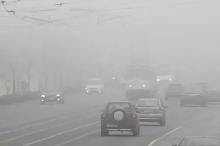 Dimineață cu risc ridicat pe șoselele din Cluj! Meteorologii au anunțat COD GALBEN de ceață și vizibilitate extrem de redusă 