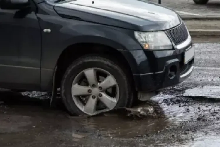 Pericol pe șoselele din Cluj-Napoca! Două gropi „înghit” mașinile: „Nu pot fi ocolite”