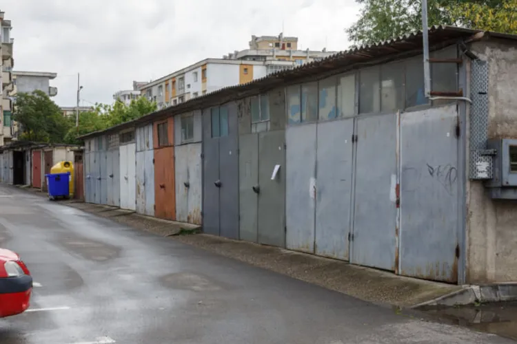 Un garaj de bloc din Cluj s-a transformat în hală de petreceri peste noapte: Locatarii nu mai suportă zgomotul. „Nu putem dormi, nu ne putem odihni!”