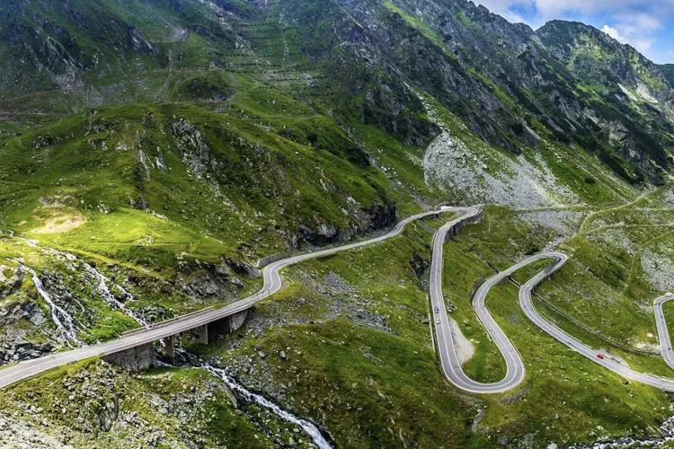 Turismul românesc în cădere liberă! Sosirile și înnoptările scad, iar doar 18% dintre vizitatori sunt străini în 2025