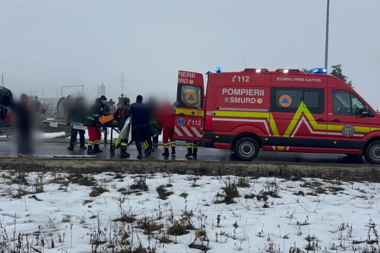 Salvare ca în filme pe un lac înghețat din Cluj: Pompierii au înotat prin gheață și frig pentru a scoate un bărbat aflat în pericol de moarte