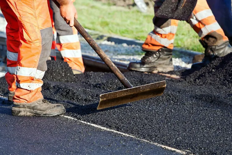 15 intervenții pe zi pentru străzile din Cluj-Napoca! Primăria lucrează în două schimburi la repararea gropilor