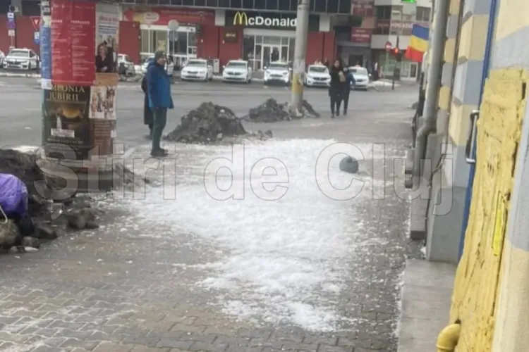 Pericol pentru clujeni în centrul orașului: „Era să îmi cadă în cap un element metalic de pe acoperiș. Am avut noroc că nu m-a lovit”- FOTO