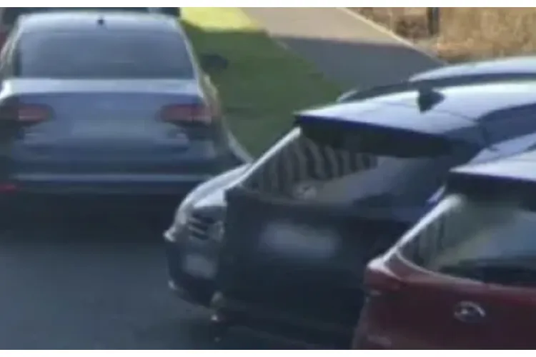 Trafic infernal în Cluj-Napoca! Șoferii fac slalom printre mașinile parcate neregulamentar: „Este foarte greu”