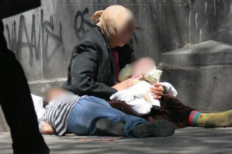 Copii folosiți la cerșit, în centrul Clujului! O mamă cu trei minori, inclusiv un bebeluș văzuți pe o stradă circulată: „Poate fi cerșetorie organizată”