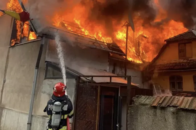 O tragedie zguduie o familie din Cluj! Incendiul dintr-o locuință s-a soldat cu o viață pierdută, pompierii intervenind prompt
