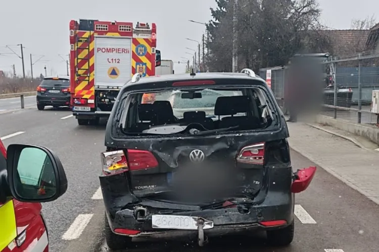 Accident rutier în Cluj între două mașini! Un bărbat a fost transportat de urgență la spital. A intervenit o ambulanță SMURD 
