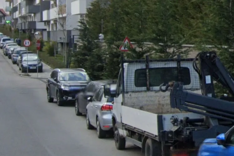 O stradă din Cluj a devenit un real pericol: Rampă de acces inexistentă, trotuarul se întrerupe brusc. Clujenii trebuie să facă slalom printre mașini