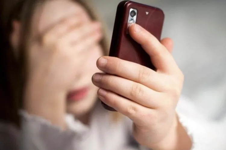 Coșmar pentru o minoră din Cluj! Un bărbat în toată firea i-a trimis mesaje și apeluri cu amenințări șocante: „Îți fac o bătaie soră cu moartea!”