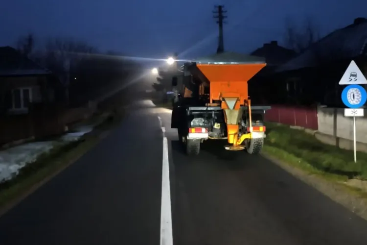 Intervenții masive pe drumurile județene din Cluj! Sute de tone de material antiderapant împrăștiate pentru combaterea poleiului și a zăpezii