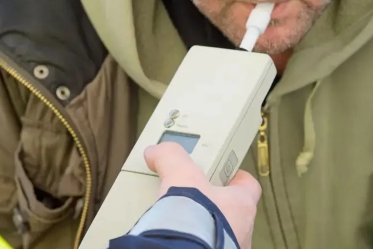 Un clujean s-a urcat rupt de beat la volan și a intrat direct în două mașini parcate: Polițiștii s-au șocat când l-au testat cu etilotestul