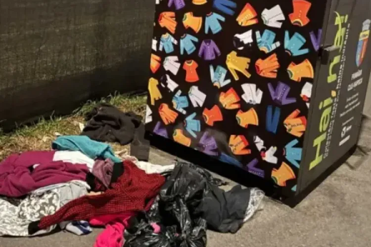 Mizerie lângă un container de haine în Cluj-Napoca. Locuitorii cer intervenția autorităților: „Împrăștie hainele peste tot”