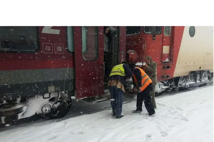Haos pe calea ferată! 20 de trenuri au fost anulate din cauza ninsorilor! Rute importante, complet blocate