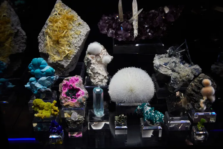 Comori din adâncuri, expuse la Cluj! Mineral Expo transformă Muzeul de Artă într-un paradis al cristalelor și bijuteriilor