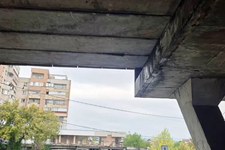 Podul Calvaria stă să cadă: Un clujean revoltat alertează autoritățile. „Bolovani cad pe mașini în parcarea de sub pod și nimeni nu face nimic!”
