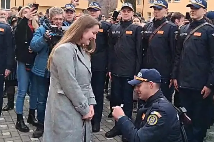 VIDEO. Momentul zilei la Cluj: Tânără cerută de nevastă în fața a mii de oameni, la depunerea jurământului de către viitorii polițiști: „Clasă, drepți!”