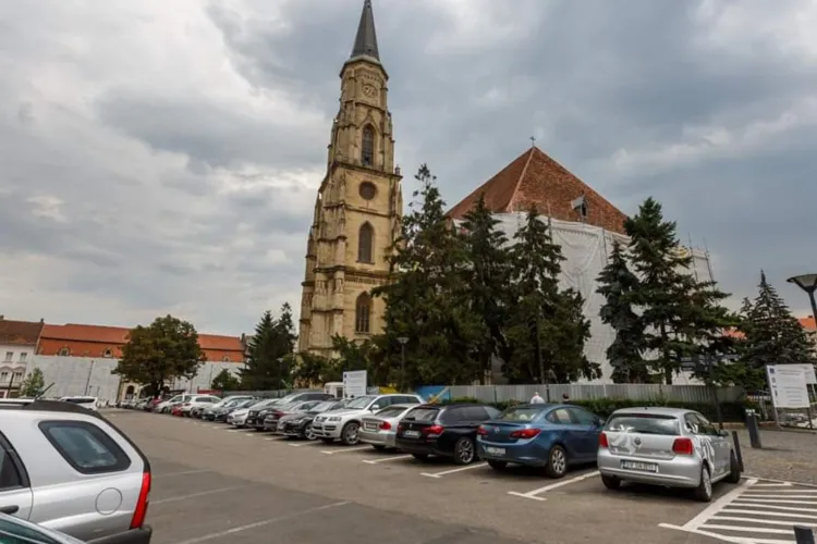 Adio monede și cozi la automate: Clujul lansează plata parcărilor cu cardul prin aplicația Tpark pentru toți clujenii