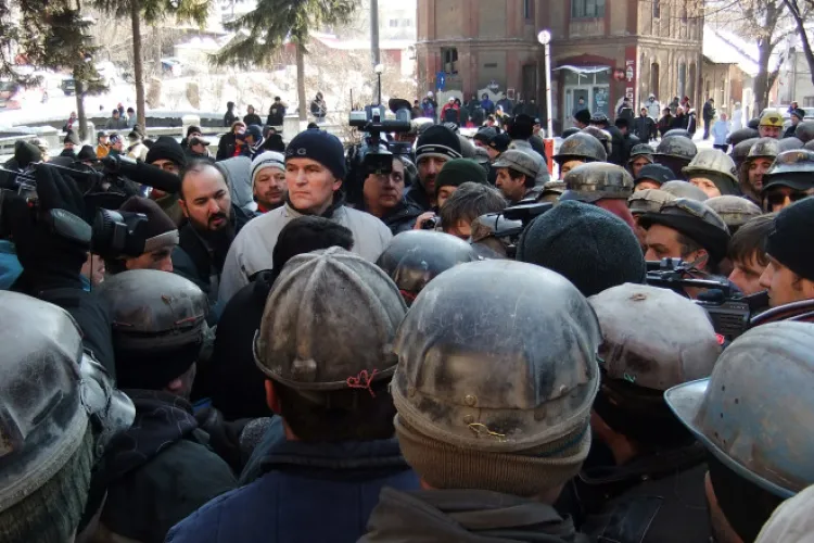 A venit rândul minerilor să iasă în stradă. Oamenii sunt disperați și acuză încălcarea drepturilor salariale și contractuale. Ce va face Bolojan?
