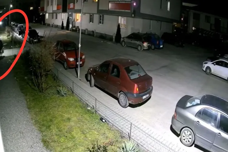 VIDEO. O clujeancă fără pic de rușine a lăsat o plasă plină cu gunoi în fața unui bloc și a plecat liniștită. „Frumos, doamnă, ai scăpat de gunoi..”