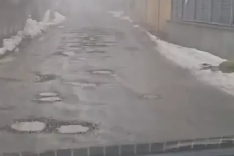 Coșmar într-un cartier din Cluj-Napoca! Șoferii își distrug mașinile, iar pietonii fug din calea bălților: „Orașul de cinci stele nu există”