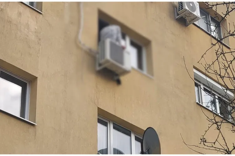 Intervenție de urgență în Cluj-Napoca! Un tânăr de 21 de ani a urcat pe un aparat de aer condiționat amplasat în exteriorul unui imobil 