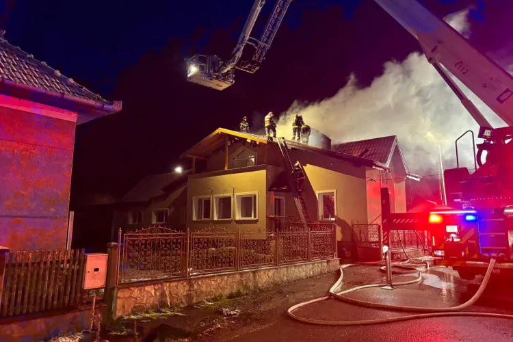 VIDEO. O familie de clujeni s-a trezit noaptea cu casa în flăcări. Pompierii au intervenit și au salvat ce au mai putut: „Coș izolat necorespunzător”