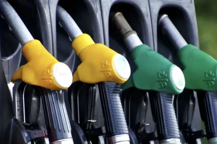 Șoferii plătesc mai mult din nou la pompă! Este a patra majorare de preț la carburanți în această lună