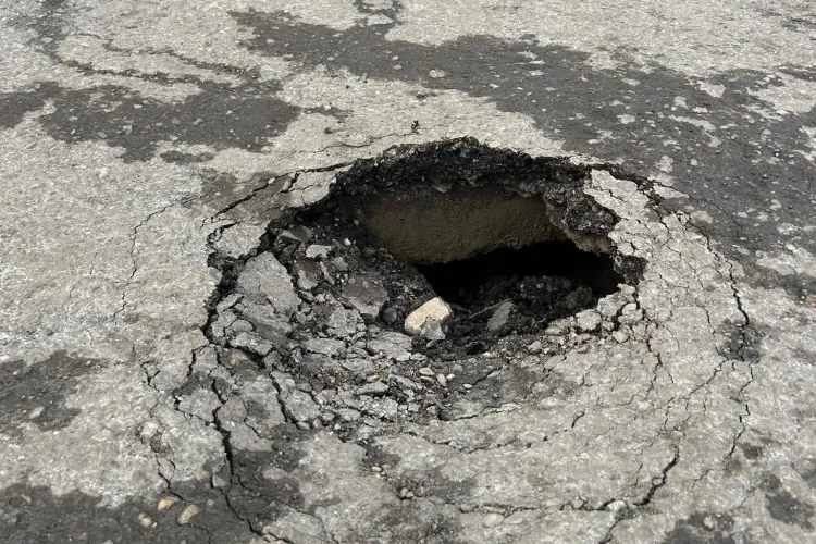 Pericol iminent de acident în Cluj! Un „crater” uriaș de peste 50 de centimetri a apărut pe o stradă: „Poate distruge o mașină sau provoca un accident”